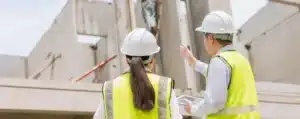 Ingeniero de construcción, líder de equipo trabajando en inspección de sitio