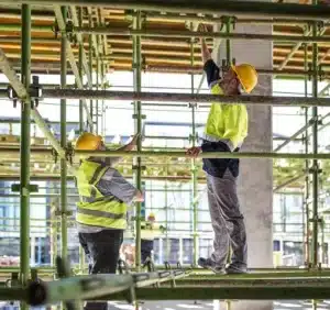 Trabajadores de construcción en andamios