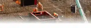 Trabajadores trabajando con hierros de concreto en un sitio de construcción.