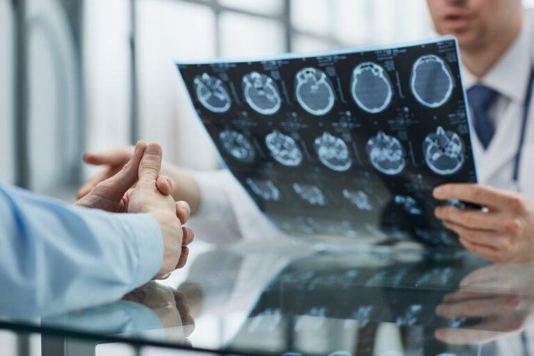 ¿Qué compensación está disponible por una lesión cerebral en Queens?